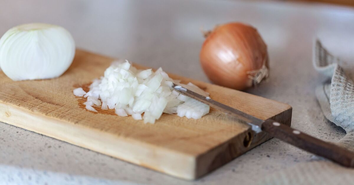 Chef’s classical way to cut an onion that is ‘simple’ to do